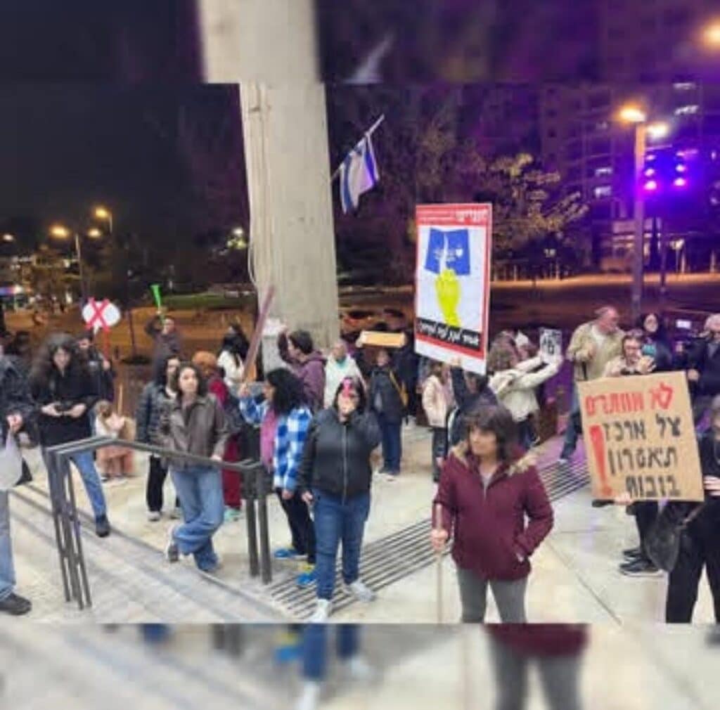תמונה מתוך הפגנה נגד סגירת המוזיאון. כיתוב על השלט בתמונה: "לא מוותרים על מרכז תיאטרון בובות!"